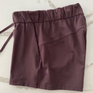 Lululemon tie waist short black cherry 6